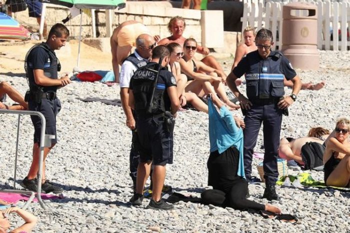 police-enforce-burkini-ban-on-french-muslim-woman-on-beach-1